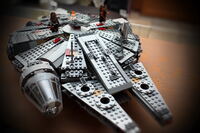 Lego Star Wars 75105 Millenium Falcon 001